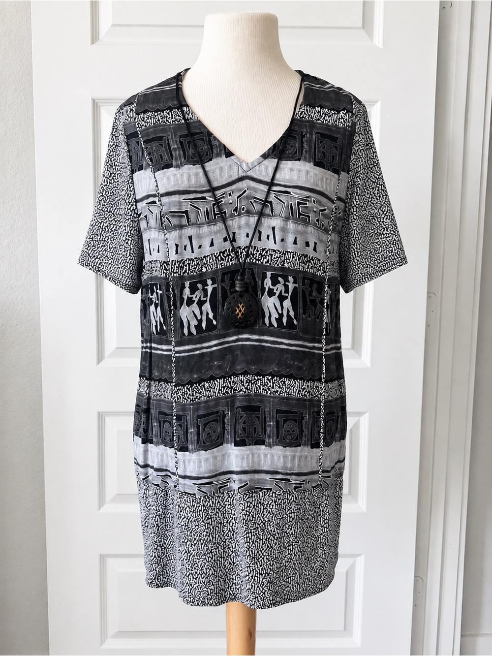 Vintage Saint Tropez Wear Carole Little Black Gray Tribal Print Rayon Tunic Top